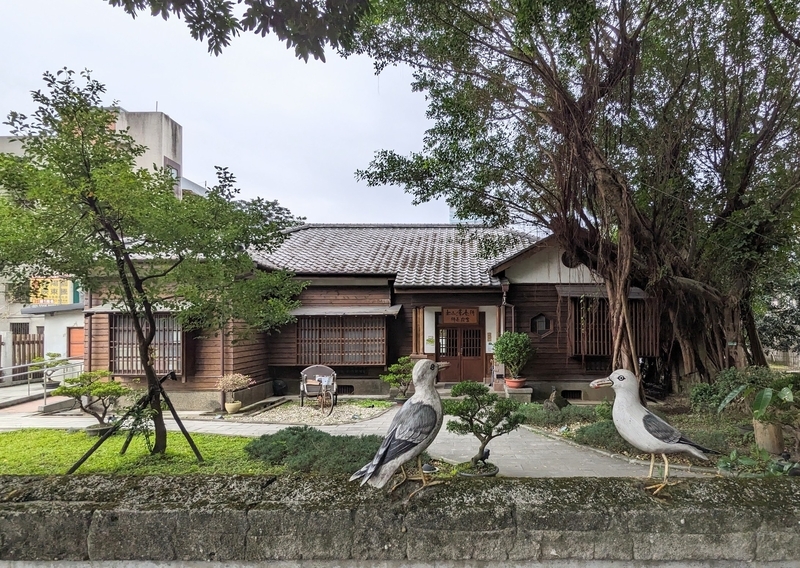 靜心苑一館 外観 靜心苑一館を前庭から見た全体像。前庭にはカモメのオブジェが置かれている。