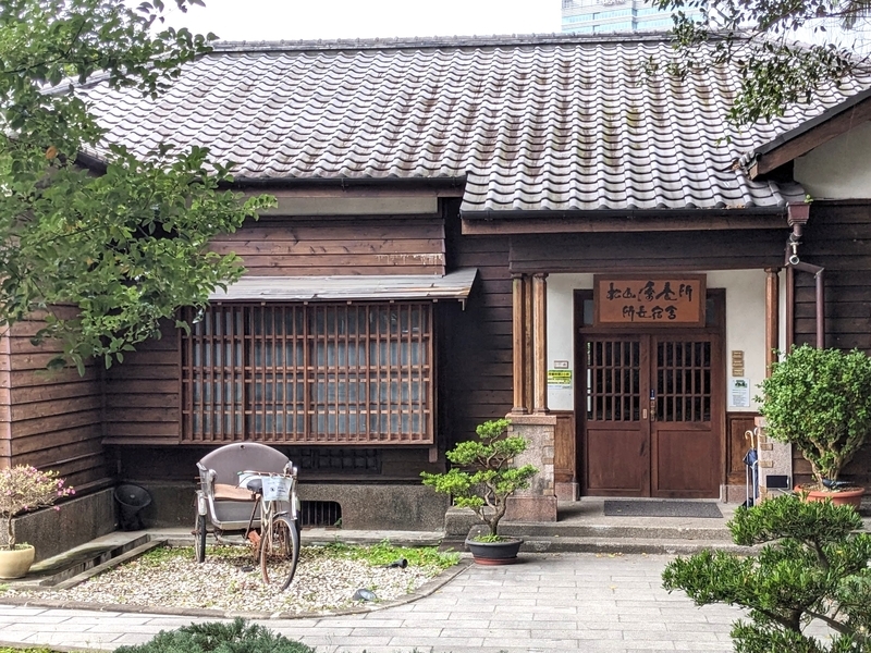 靜心苑一館 入口 靜心苑一館の入り口。当時の様子を意識した意匠が見られる。