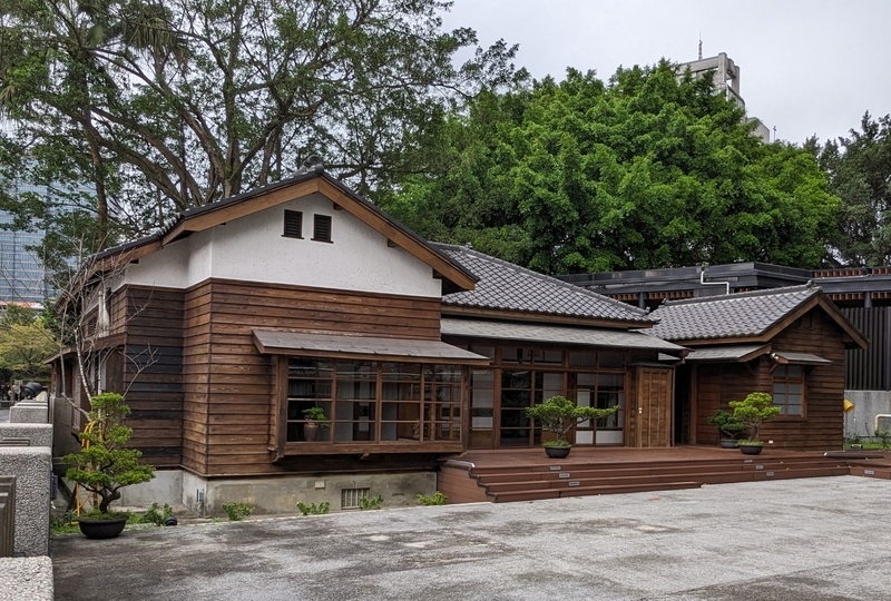 二館の庭 靜心苑二館の庭から建物方向を見た様子。