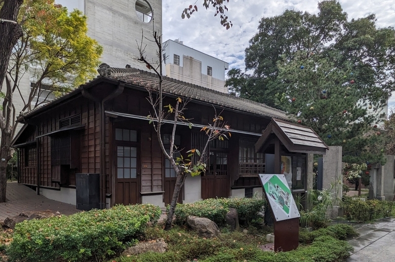 文化的展示を行う文学展示館の外観