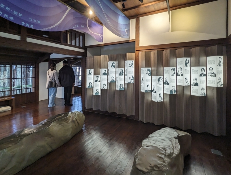 文学者に関する常設展示の様子