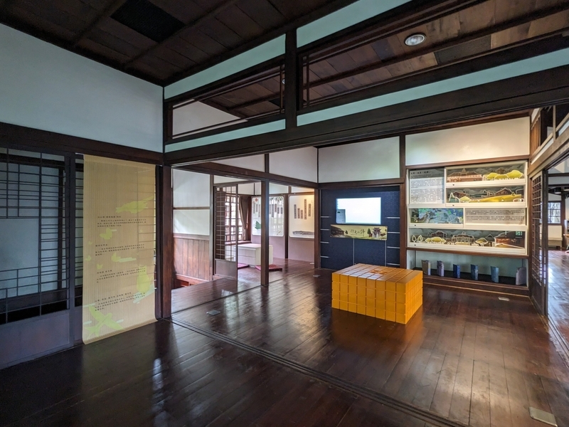 文学館内の常設展示風景