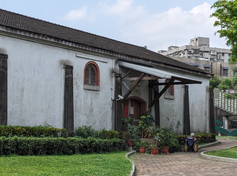 糖業文物展示館の裏側外観。異なる意匠のレンガ壁と構造が特徴的