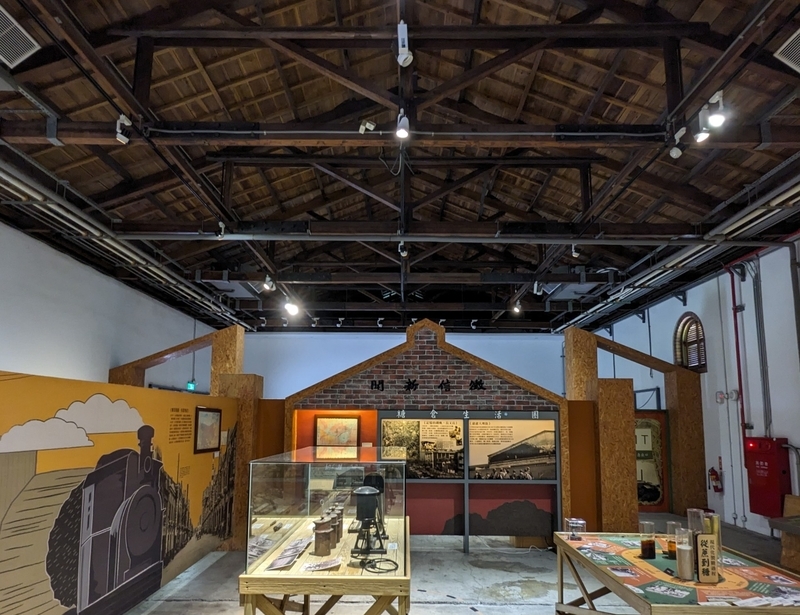 糖廍文化園区A倉庫内の展示空間。製糖業の歴史を伝えるパネルと展示物が並ぶ