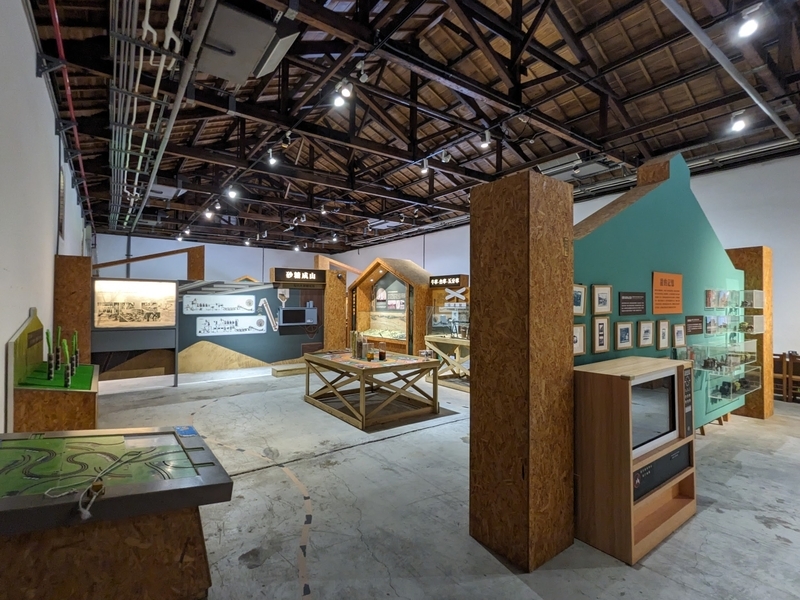 展示空間の天井構造。木造の小屋組がよく保存されている