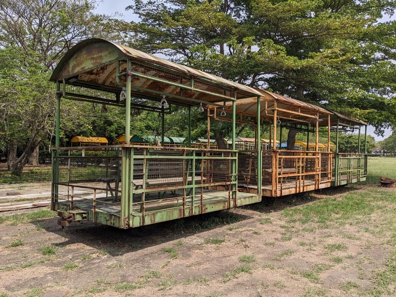 貨物車展示 台湾 蕭壠文化園区 当時運搬に使われた貨物車の展示とリノベ空間