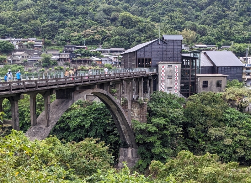 台湾の山間部に残るトロッコ線路と石炭輸送用の橋。かつての鉱山施設跡が保存されている。