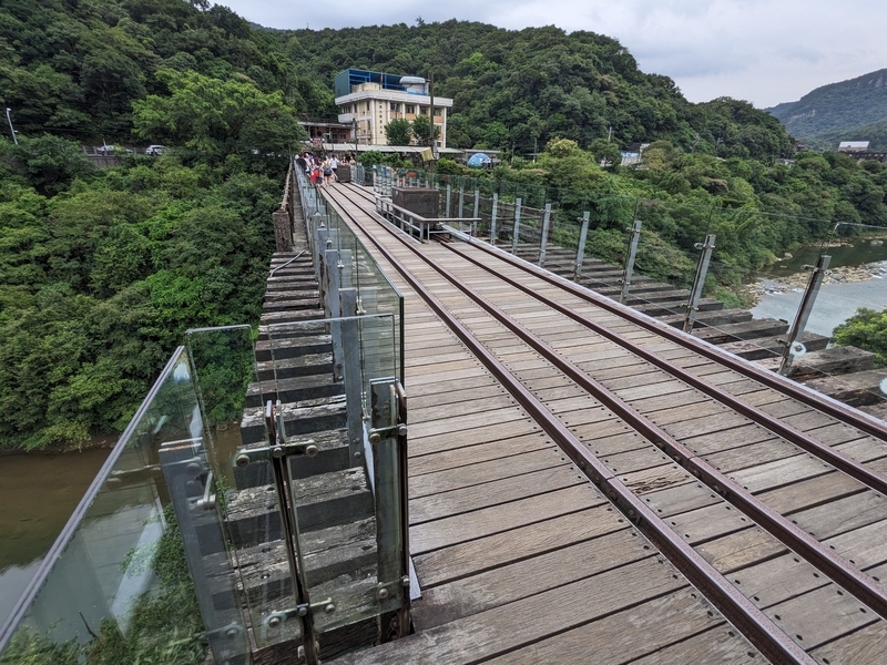 台湾の炭鉱で使用されていたトロッコ線路の跡。川を渡る橋脚が残されている。