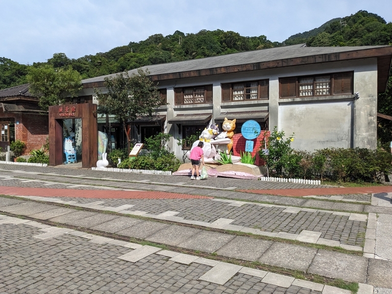 台湾の炭鉱施設跡と猫村エリアが共存する風景。猫と歴史遺産が共生する観光スポット。