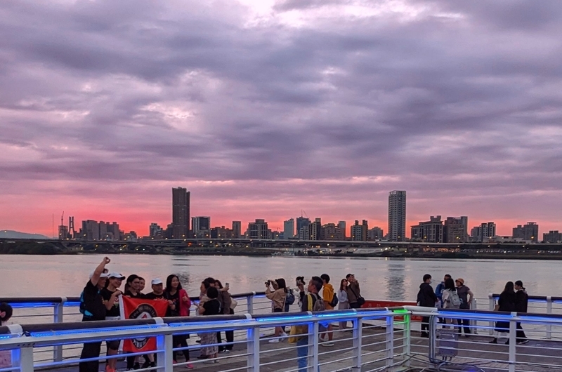 隣接する桟橋から眺める夕日の景色。