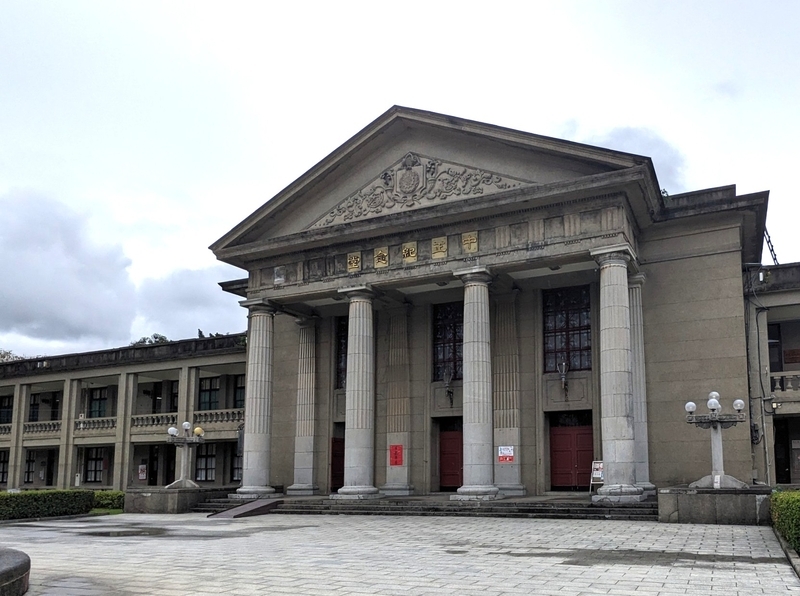 芸術文化展示ホール外観 新古典主義建築様式の芸術文化展示ホール外観。円柱が並び荘厳な印象を与える。