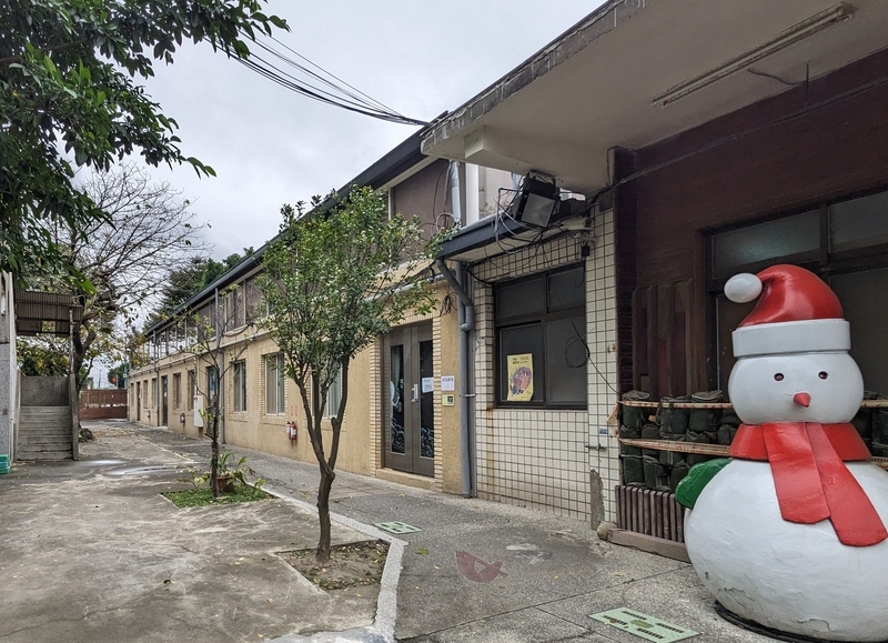 研究センター外観 敷地内に設けられた研究センターの外観。