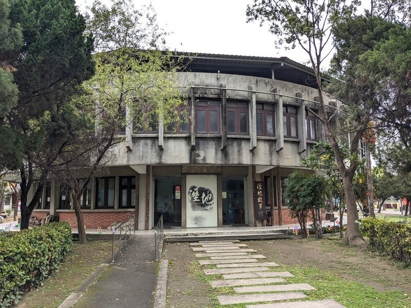 湿地物語館の外観 円形型の建物で構成された湿地物語館の外観。