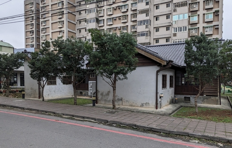 裏側にはウイングのような構造が見られる台湾の旧日式住宅。用途変更や住み方の変遷が建物に現れている。