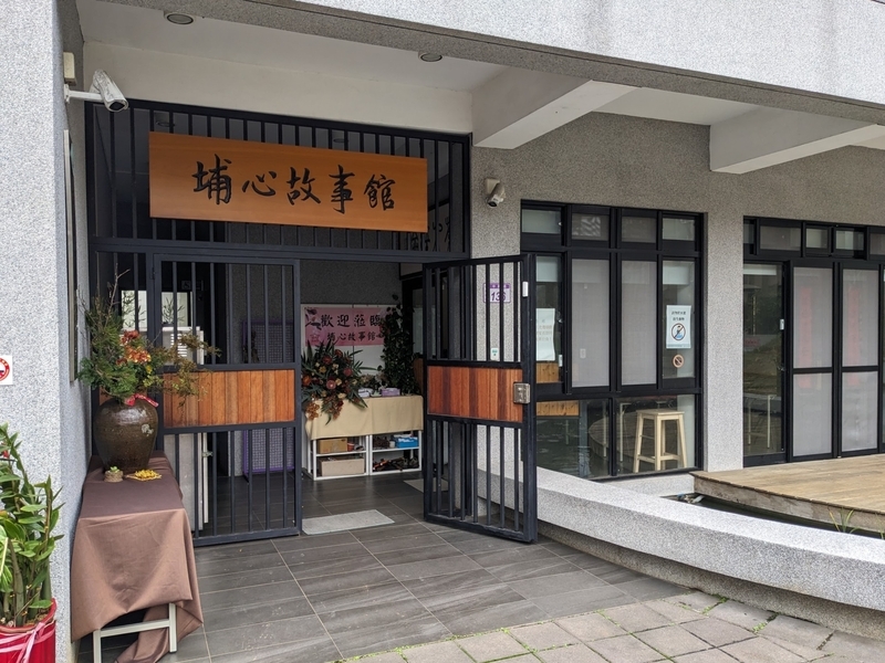台湾の歴史展示館の入り口部分。木材とガラスを組み合わせた現代的な設計が印象的。