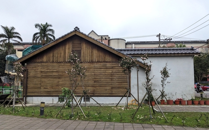 台湾のリノベーションされた日式住宅の側面外観。深い軒や縁側が特徴的で、日本建築の意匠が残されている。