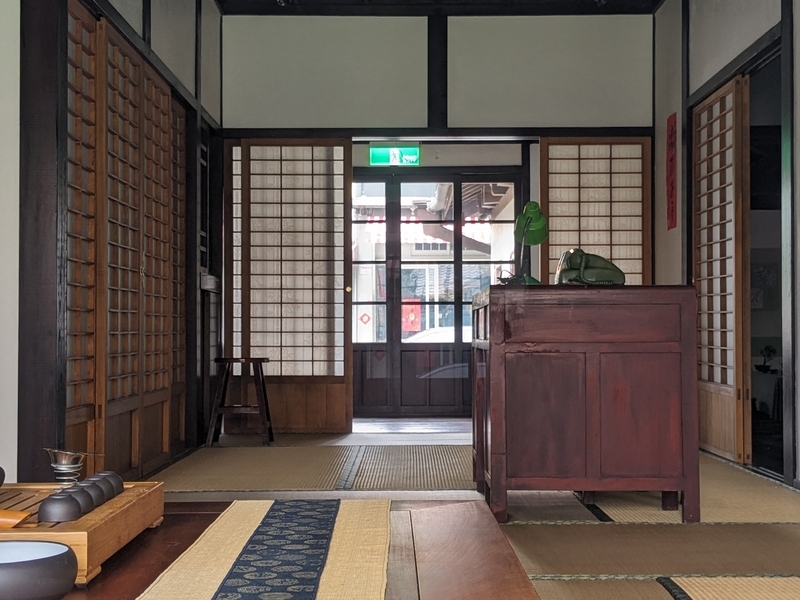 台湾のリノベーション空間で展示されている茶器。日常生活の文化や暮らしの様子が伝わる。