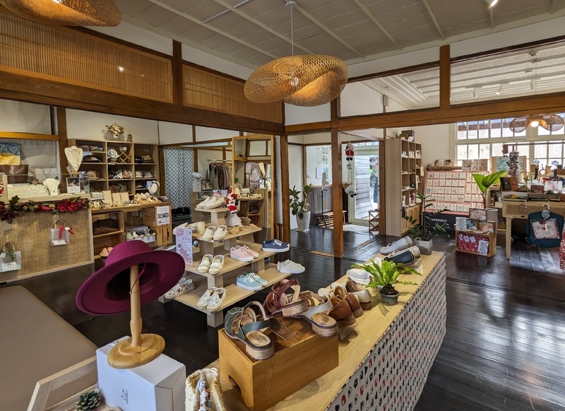 ショップ内部の様子。日本家屋の雰囲気が残る。