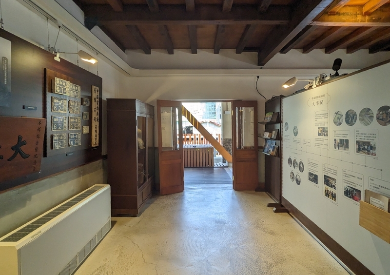 建物1階に設けられた展示スペース。建物や主人の歴史、当時の物品が展示されている。