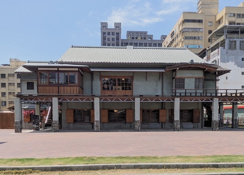 建物の反対側にあるエントランス側の外観。