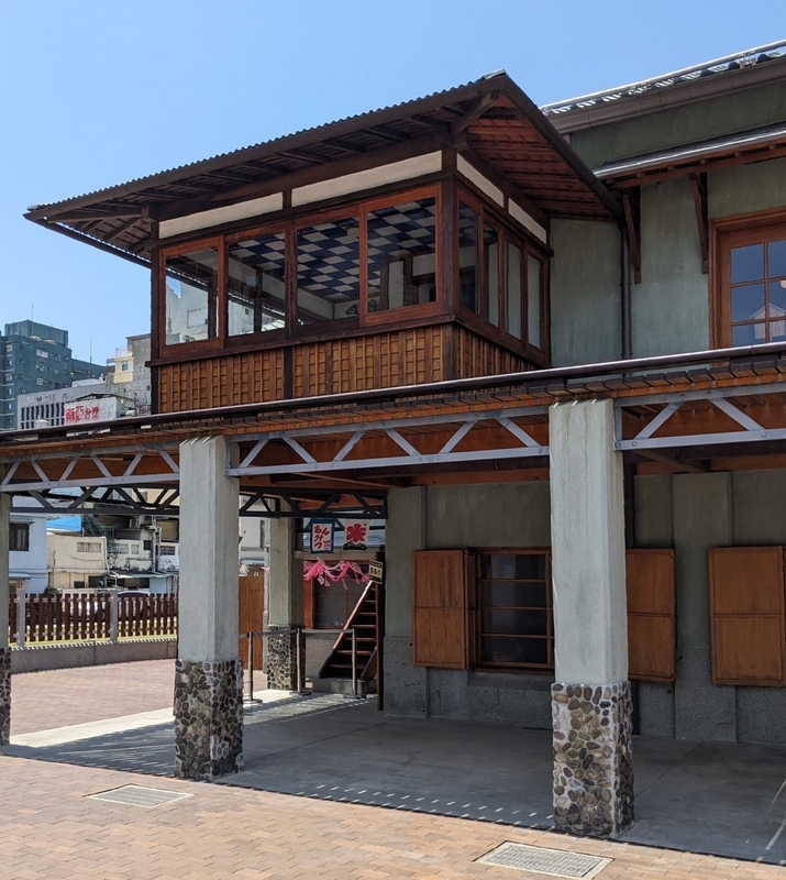 書斎に連続して配置された製図室。天井は青白の市松模様。