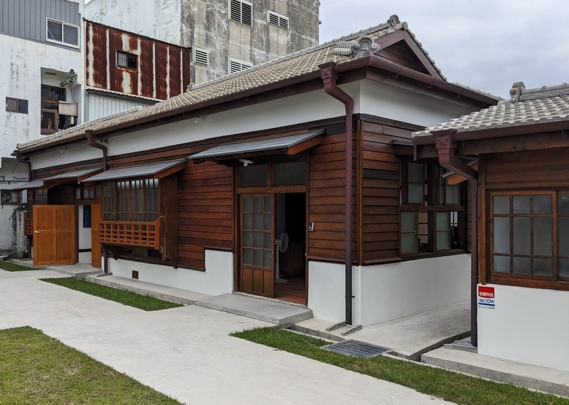 市長公邸の隣の日式住宅。2世帯が住む住宅で、奥と手前にそれぞれ玄関がある。