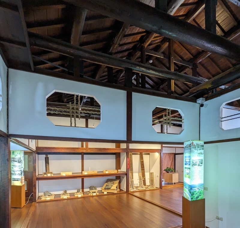 屋根の小屋組までが分かるようにリノベされている。
