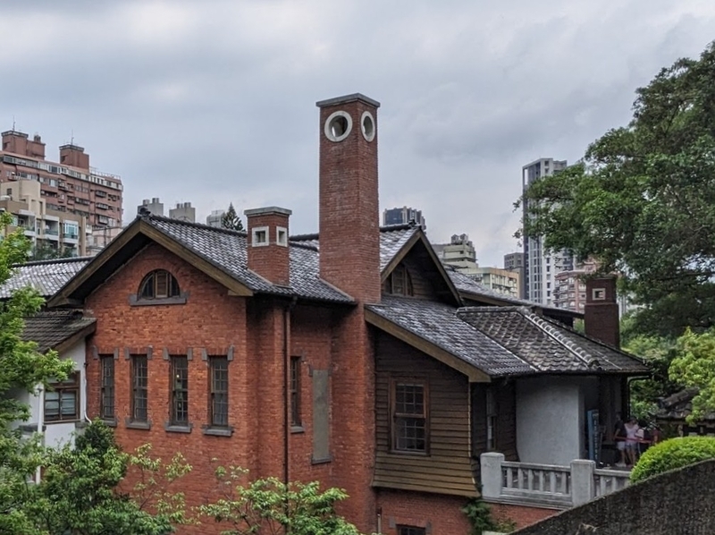建物には2階の道路側から入ることができ、煙突も見える。