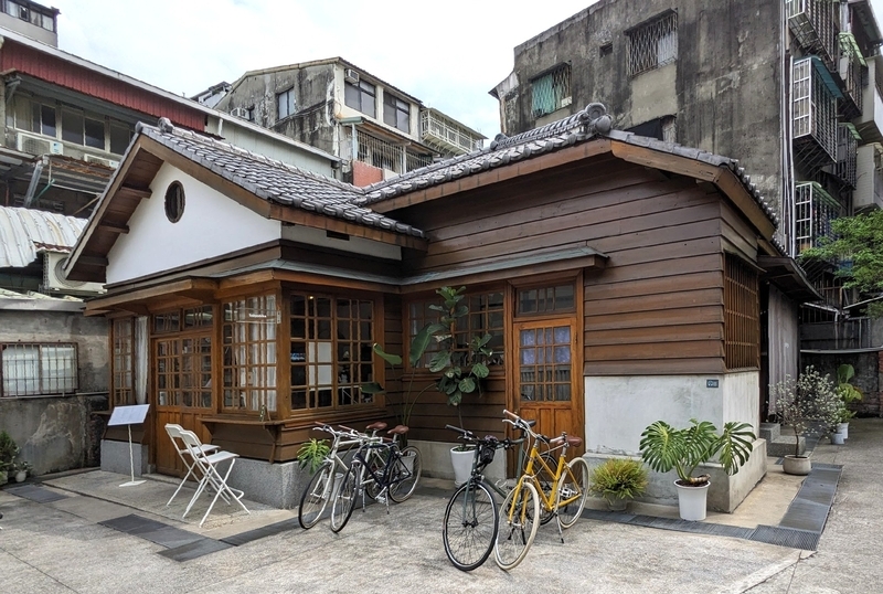 敷地内のリノベーション日式住宅。現在はtokyobikeが運営するカフェを併設したレンタル自転車店として利用されている。