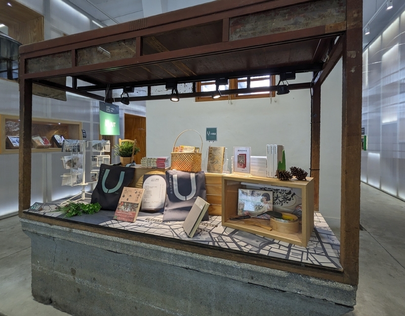 地域の紹介ブックなどを展示するスペース。