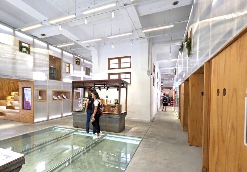 地域の文化や歴史を紹介する展示空間の様子。