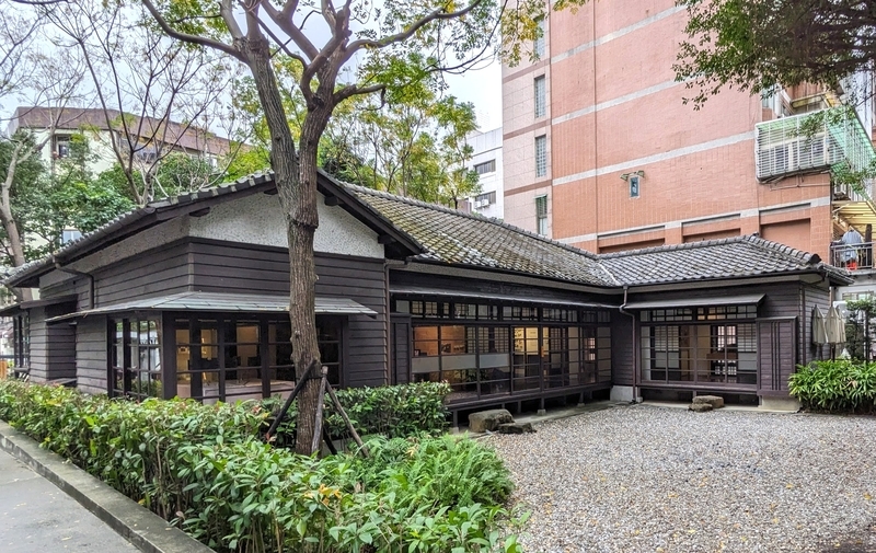 齊東舎の建物全体の外観。