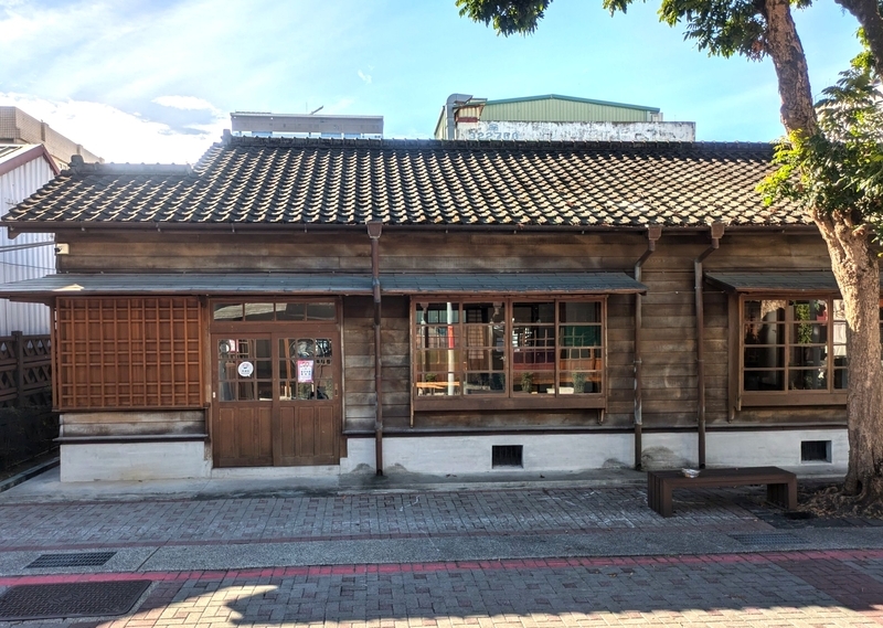 路地を挟んで向かい側にある関連施設の外観。