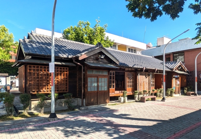 文化会館全体の外観。建物の構成がよく分かる。
