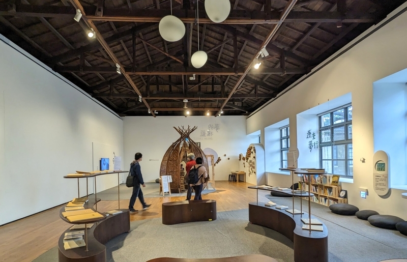 展示空間。天井には小屋組が見える。