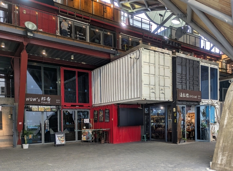 約50個のコンテナを組み合わせて建てられたTTstyle館の外観を撮影した写真。複数のショップやカフェが入居している。