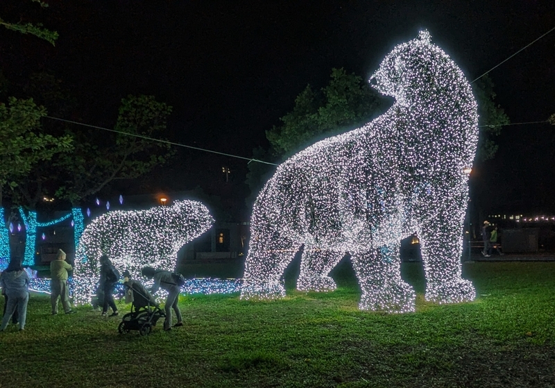 クリスマスシーズンの通りに設置された装飾オブジェを撮影した写真。街全体が華やかな雰囲気に包まれている。