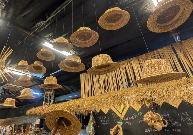 編まれた帽子の展示 原住民の方々が編んだ帽子が展示・販売されている様子。