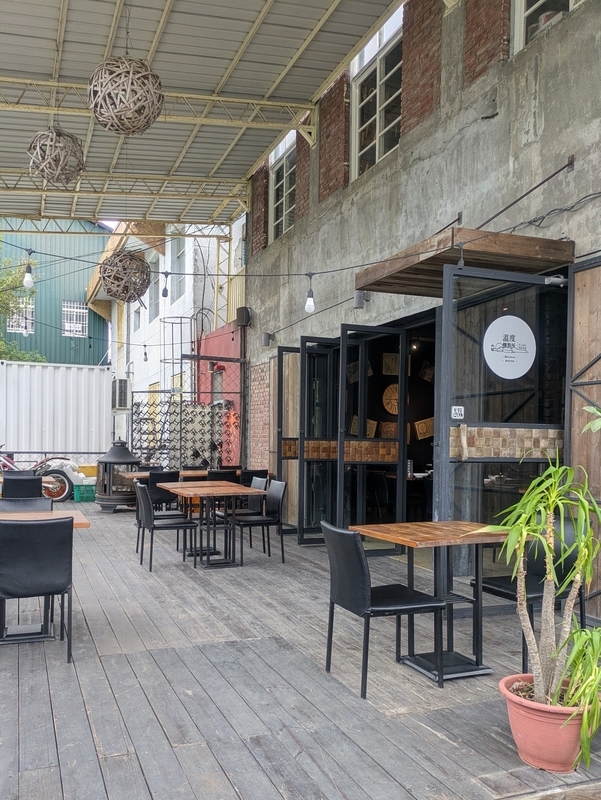 施設入口のカフェレストラン 施設の入り口部にあるカフェ・レストラン。テラス席も併設されている。