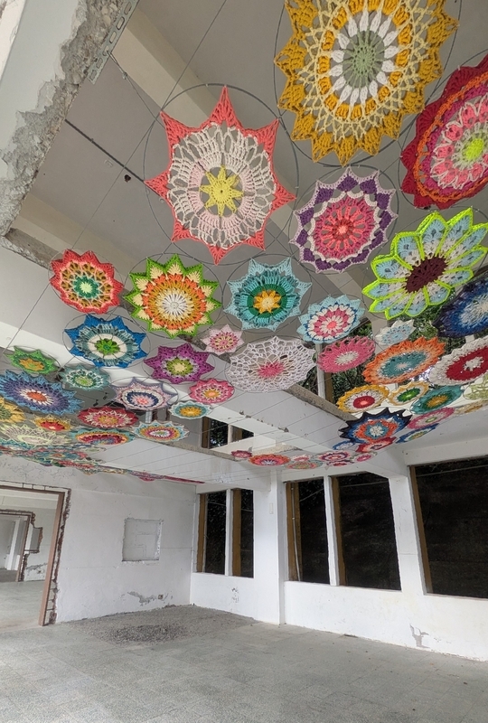 教室跡にアート作品を展示した空間