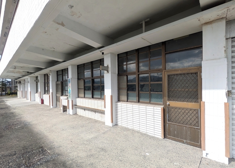 旧教室の外壁をそのまま活かした建築的な再利用