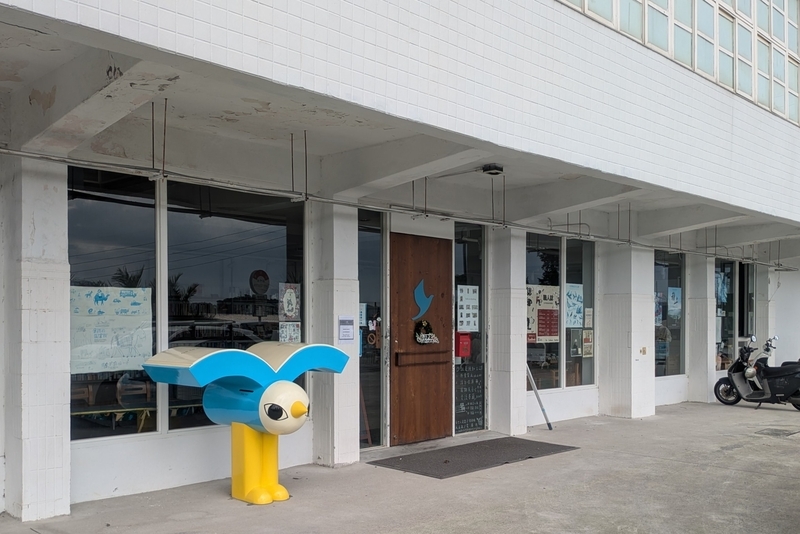 白い外壁と柱が印象的な書店のエントランス
