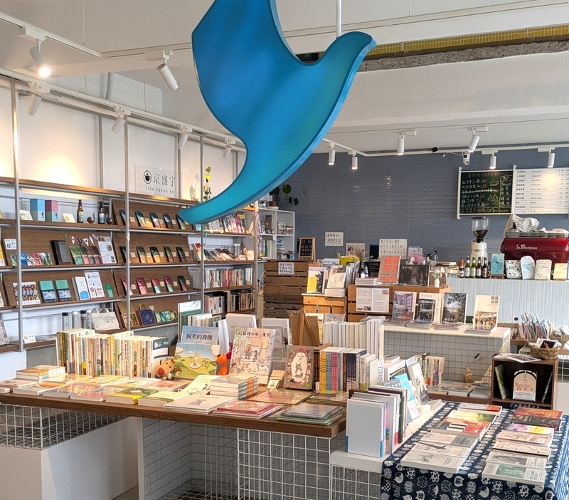 書店の内部には青鳥をモチーフにした看板が掲げられている