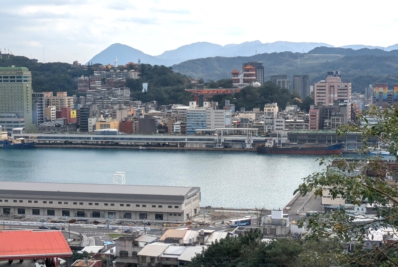 書店の窓から山側に広がる港の風景が楽しめる