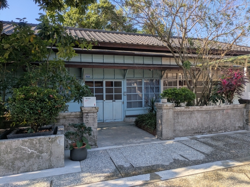 1901年建設の警察宿舎をリノベした工芸基地。地元木工師の拠点となっている。
