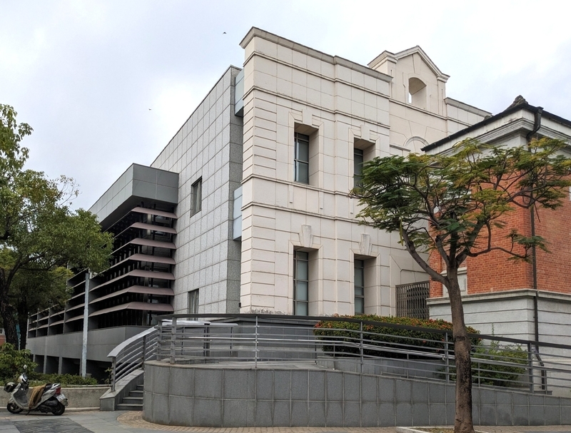 接続部の外観 旧建物と増築棟が連結されている外観部分の様子
