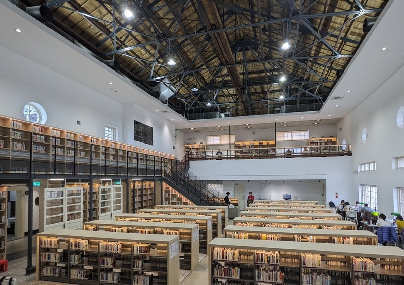 図書館3階の高い天井と小屋組み 日本式の小屋組みが残る高い天井と開放的な空間をもつ図書館3階。