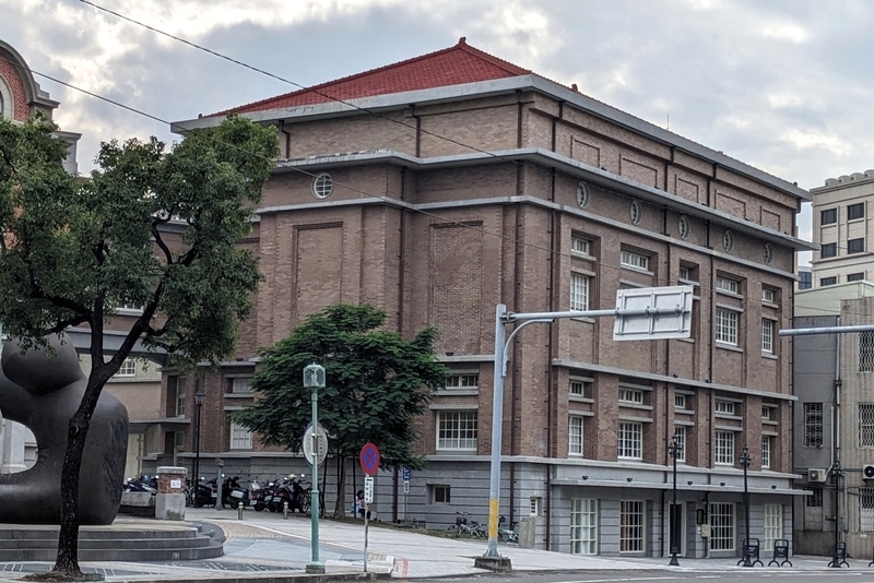建物の全景 建物全景。3階建てで最上階の階高が高いことが分かる外観。