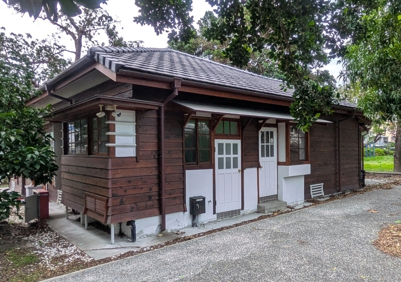 別の角度から撮影したリノベーション後の所長宿舎の外観。