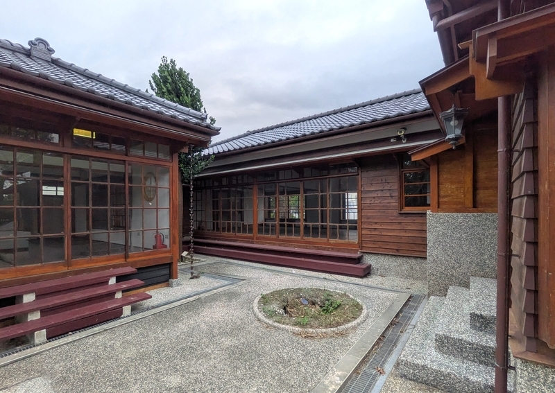 独身寮の裏側にある中庭を撮影した写真。左側の縁側への階段から見ると床高の高さが分かる。